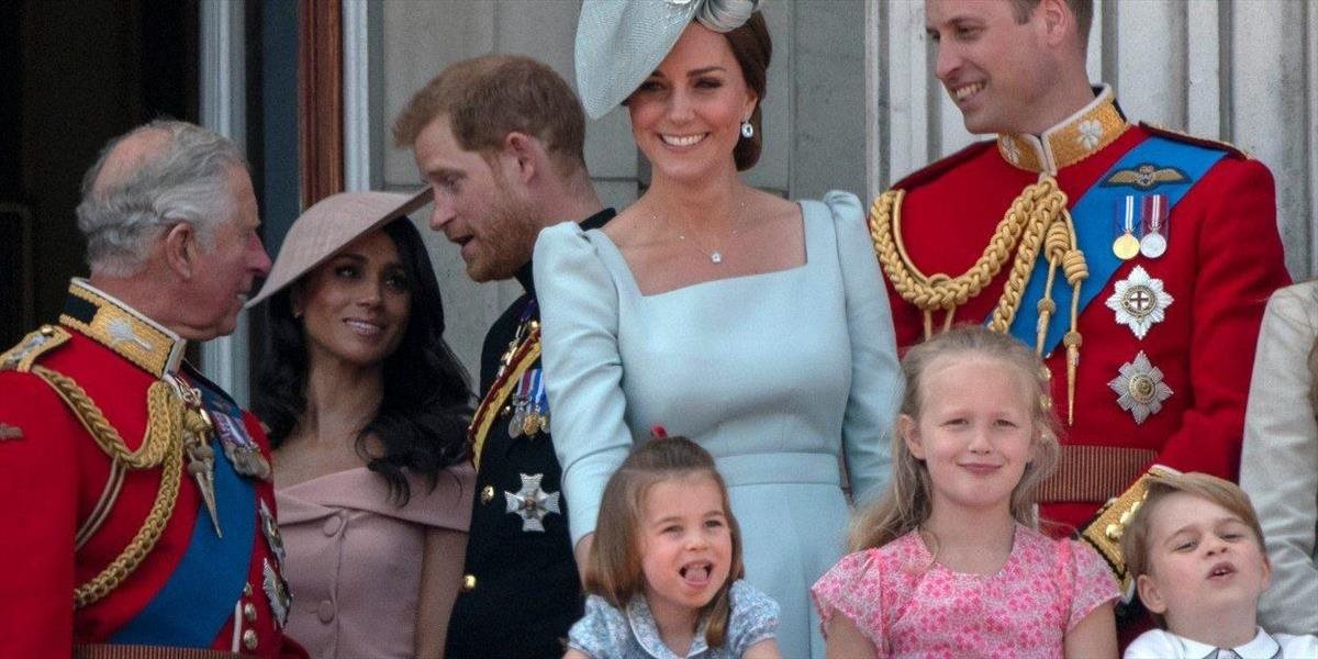 Fotografia sesternice malého princa Georga pobavila celý svet: Takto tíšila neposlušného bratranca na oficiálnej kráľovskej ceremónii