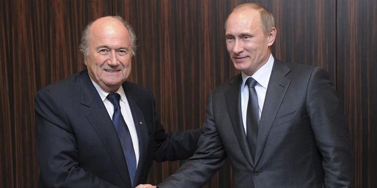 Blatter nebude na otváracom zápase MS, ale neskôr zrejme prijme Putinovo pozvanie
