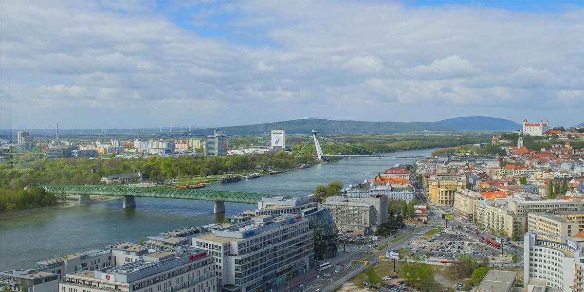 Pre akrobatický prelet lietadla uzavrú na pár minút dva mosty v Bratislave