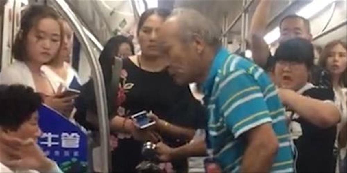 Šokujúce VIDEO Senior napadol ženu, ktorá mu neuvoľnila miesto v metre