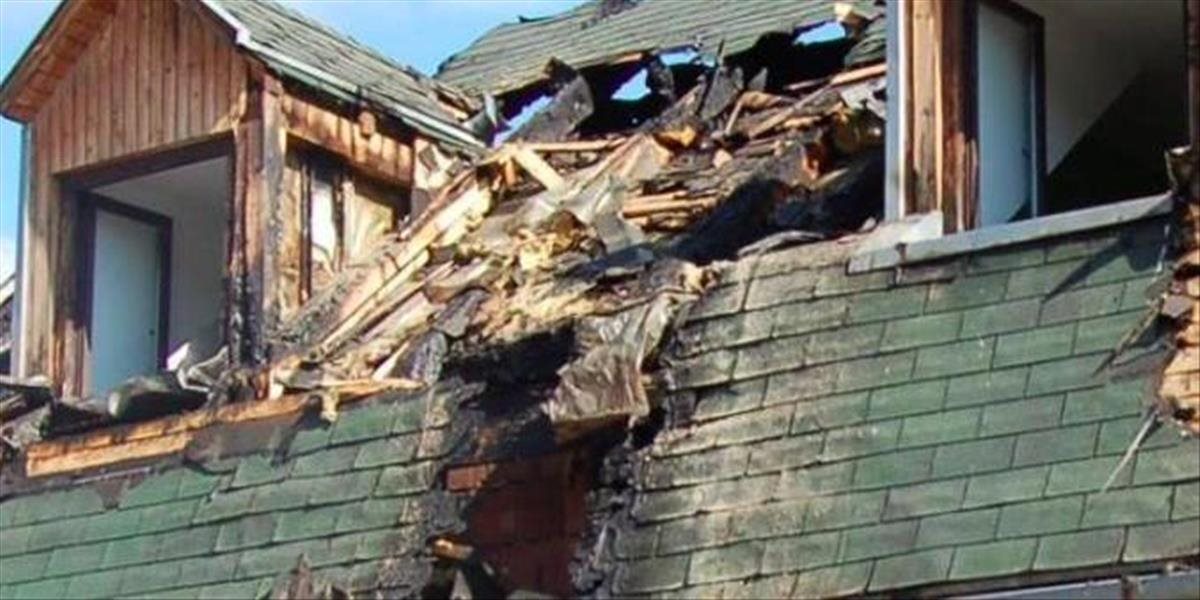 Vo Veľkom Šariši horel rodinný dom, hasiči museli rozobrať strechu