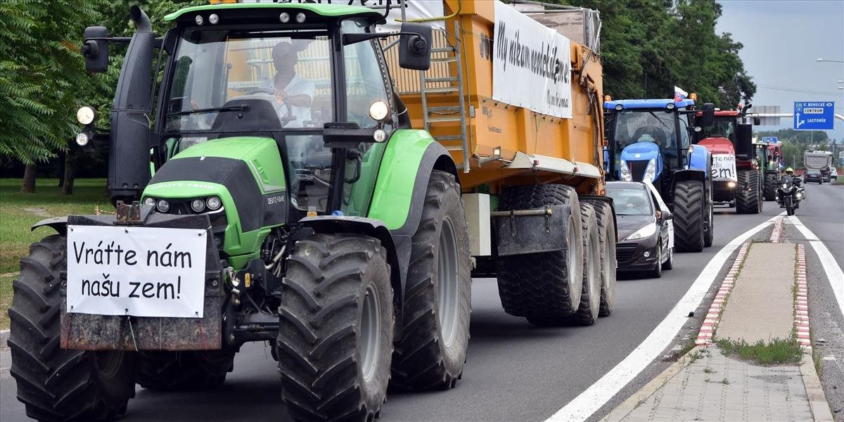 Farmári vyrazili na traktoroch z Michaloviec do Bratislavy