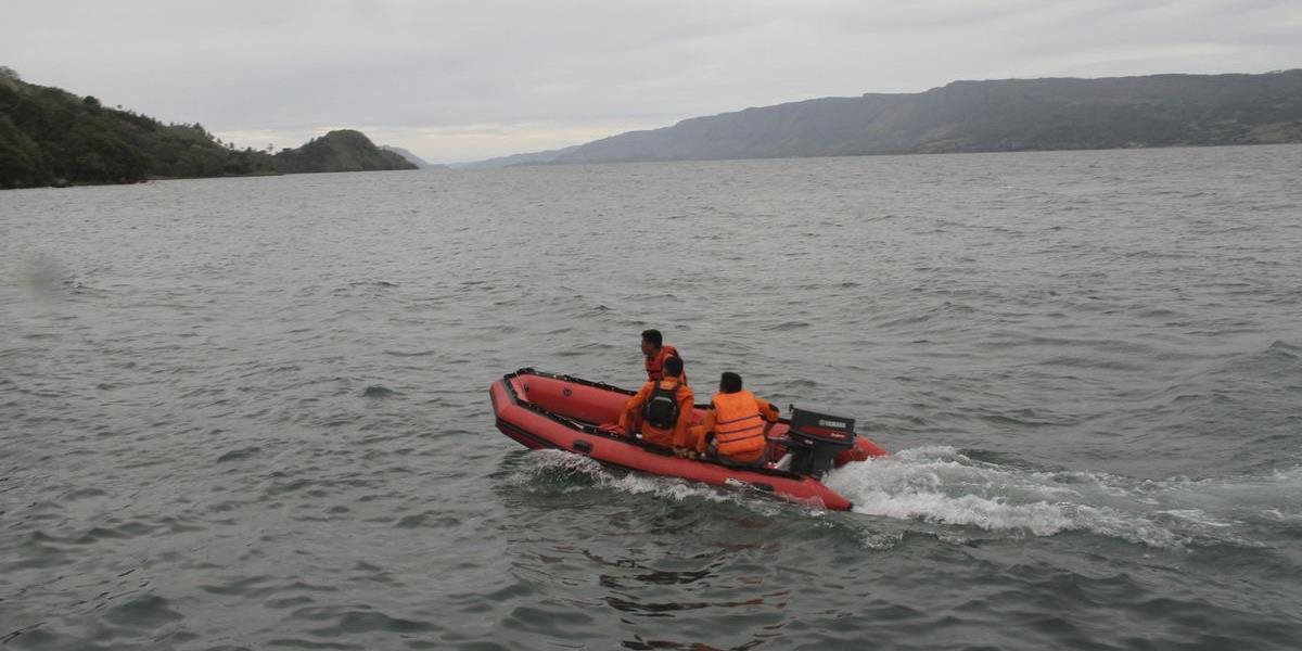 Po potopení trajektu na jazere Toba sú nezvestné desiatky ľudí