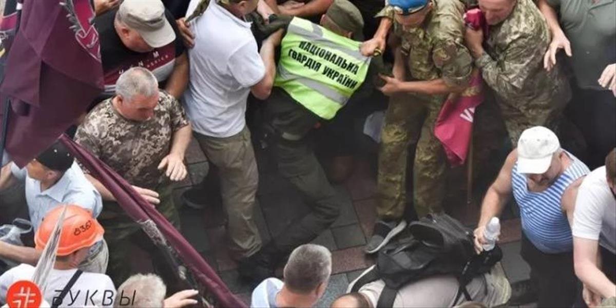 V Kyjeve protestujúci zaútočili na budovu parlamentu a vyzývajú o "arménsky scenár"