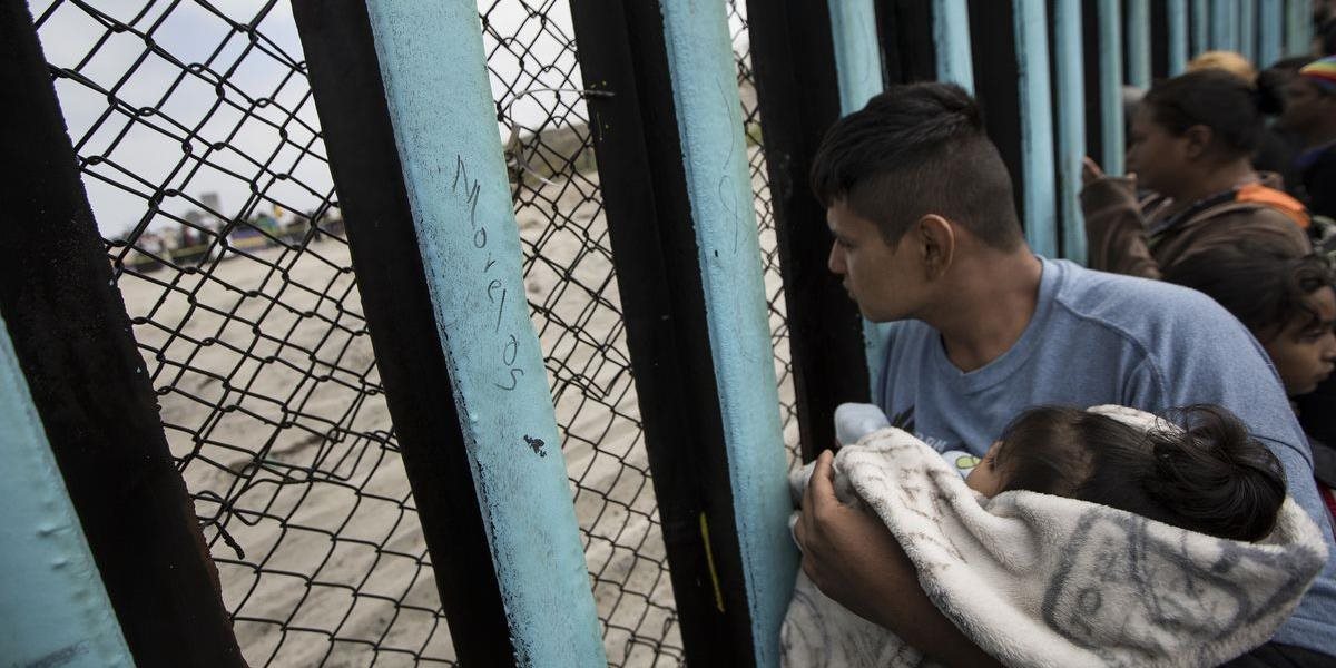 FOTO Žena z Guatemaly zažalovala Trumpovu vládu za to, že ju oddelili od syna