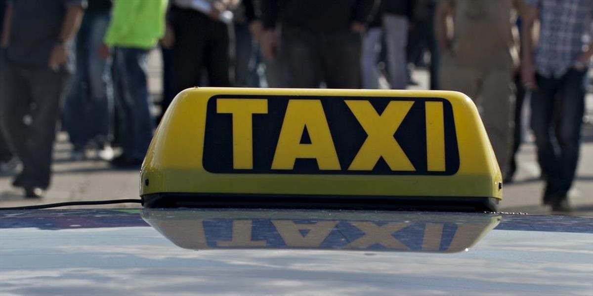 Taxík vrazil do ľudí na autobusovej zastávke v Košiciach, vodič zomrel