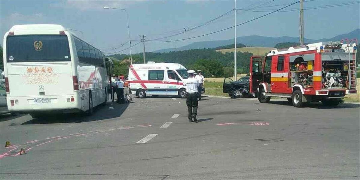 FOTO Nehoda autobusu a osobného auta si vyžiadala dvoch zranených ľudí
