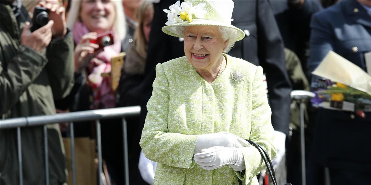 Kráľovná Alžbeta používa kabelku na tajnú komunikáciu s osobným personálom
