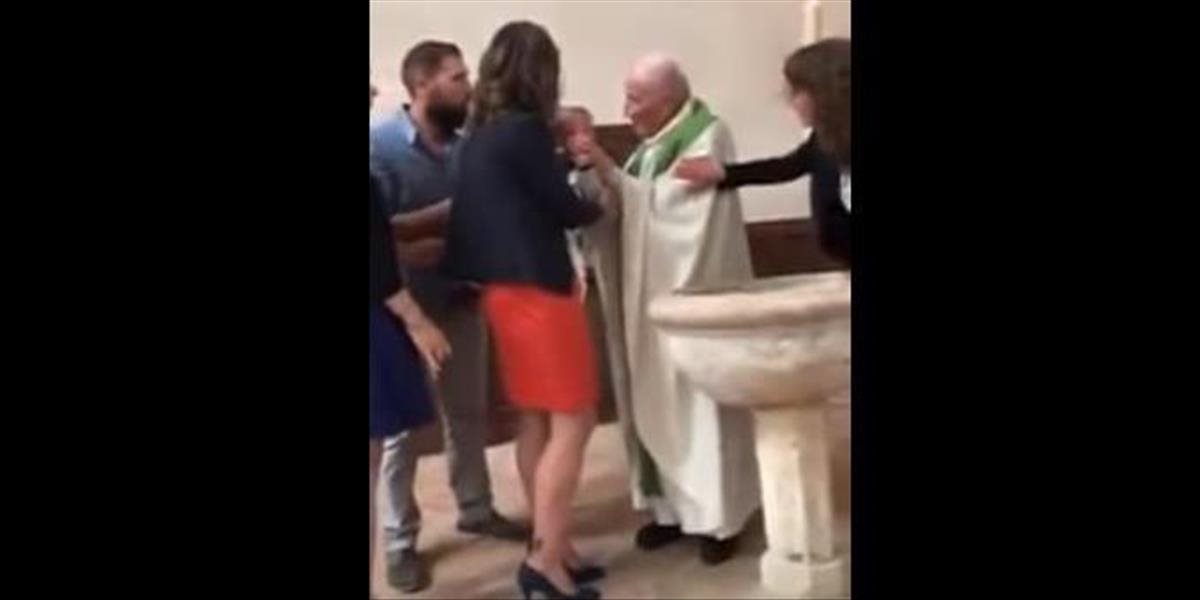VIDEO Bábätko plakalo na krste, farár šokoval brutalitou
