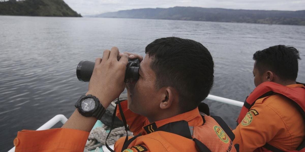 Indonézia lokalizovala na dne jazera potopený trajekt