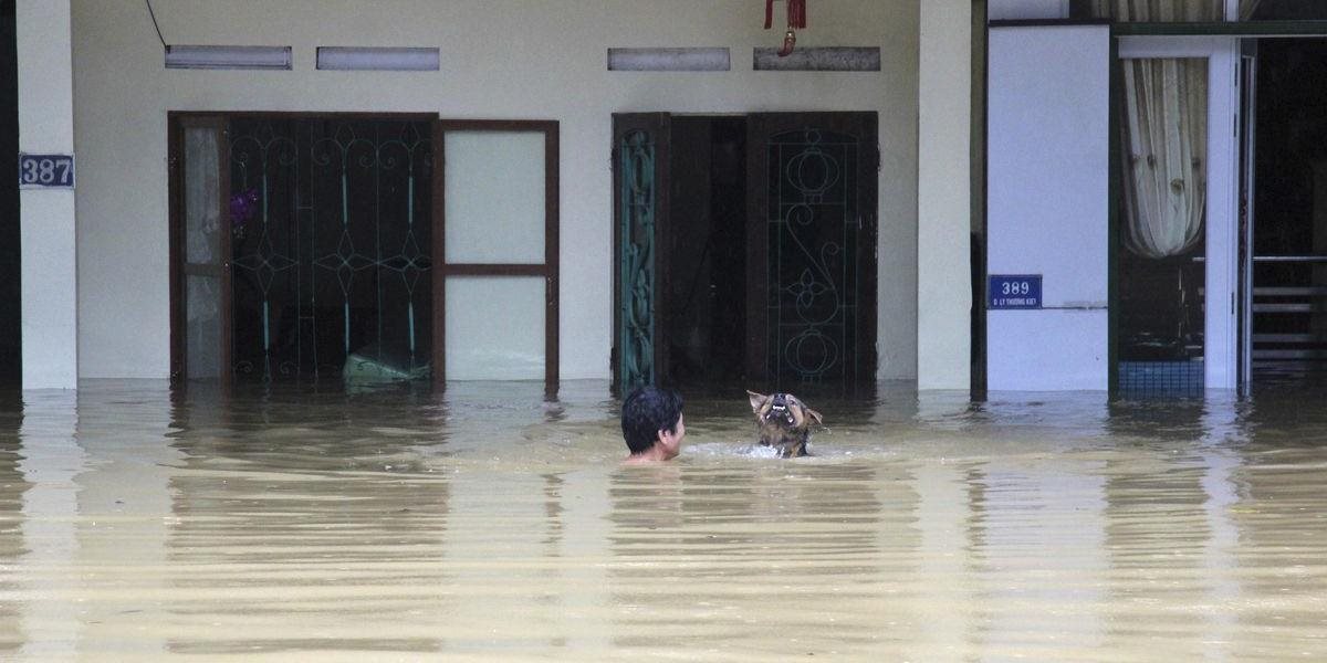 FOTO Pri záplavách a zosuvoch pôdy vo Vietname zahynulo sedem ľudí, 12 je nezvestných