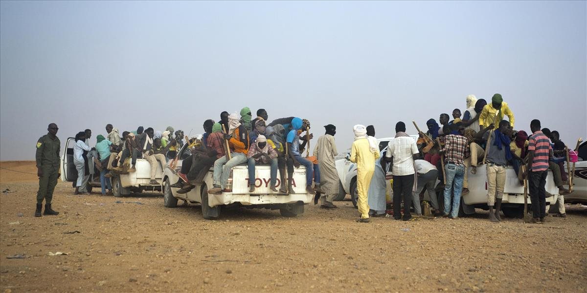 Alžírsko prísne odmietlo už 13-tisíc migrantov, mnohí na Sahare zomreli