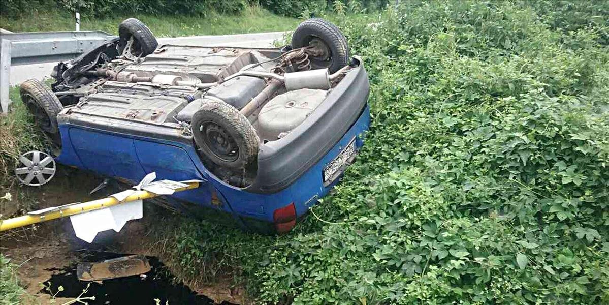 FOTO Po nehode v Modrovke uviazlo auto nad miestnym potokom