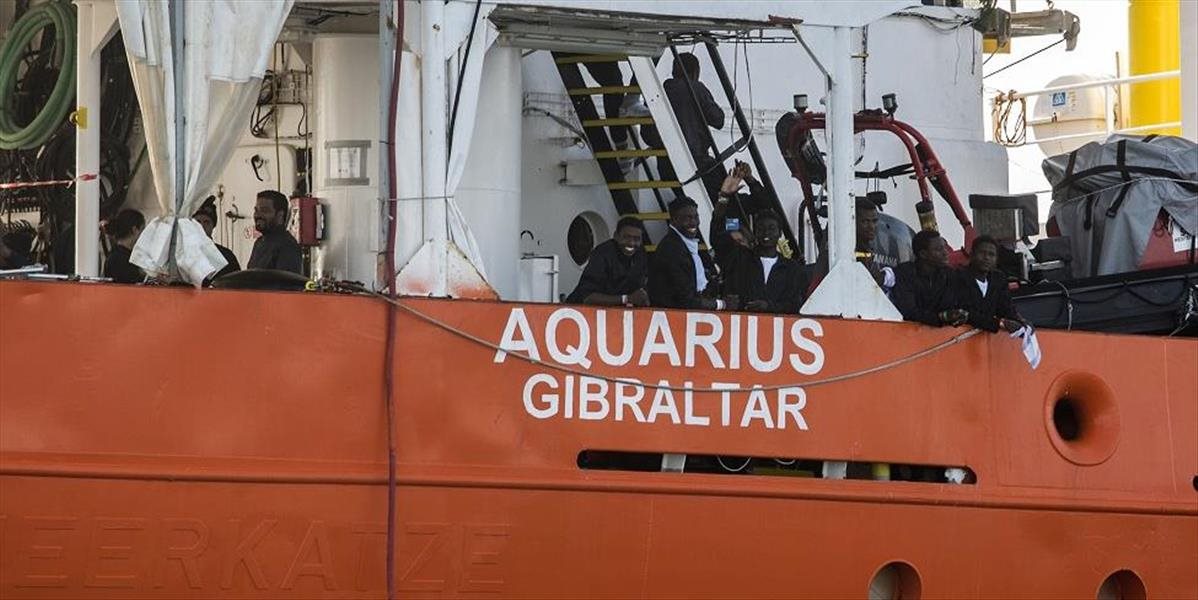 Zachráneným ľuďom z lode Aquarius dal Červený kríž oblečenie. Pozrite sa, ako si ho vážili