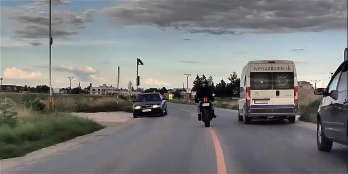 VIDEO Motorkár unikal policajtom, nezastavili ho ani varovné výstrely. Ukázalo sa, že mal dosť dôvodov