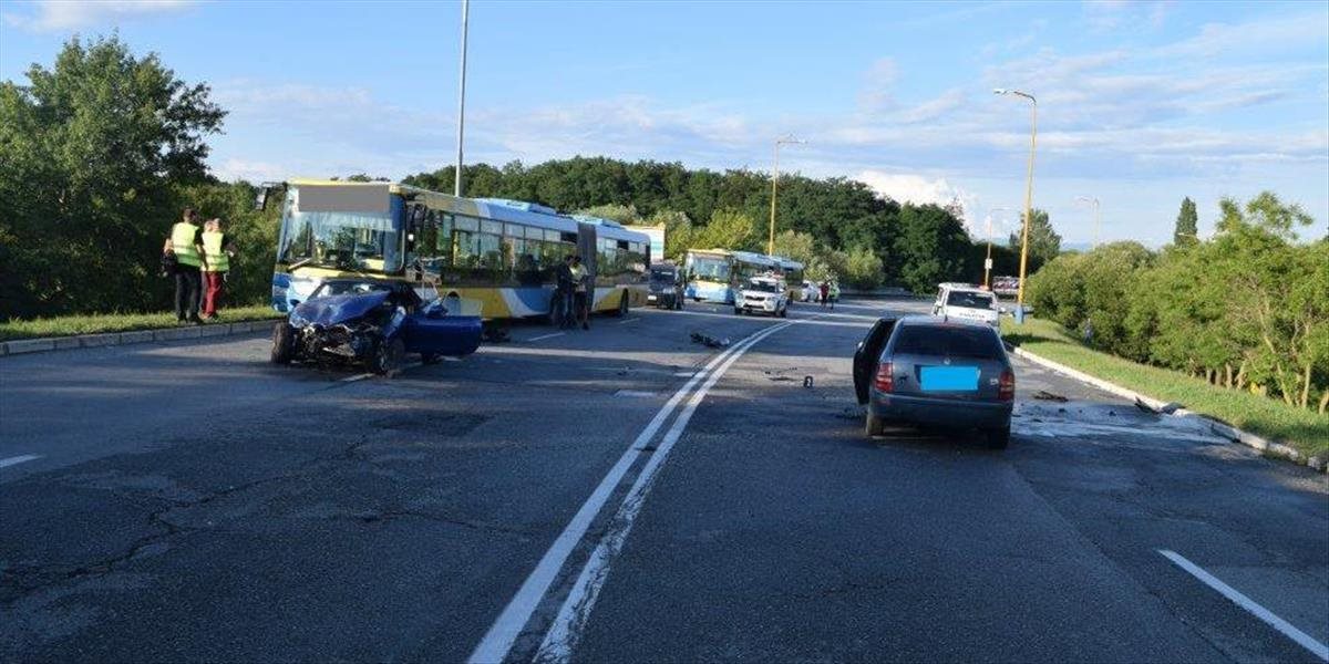 FOTO Pri čelnej zrážke vozidiel v Košiciach sa zranili štyria ľudia vrátane detí
