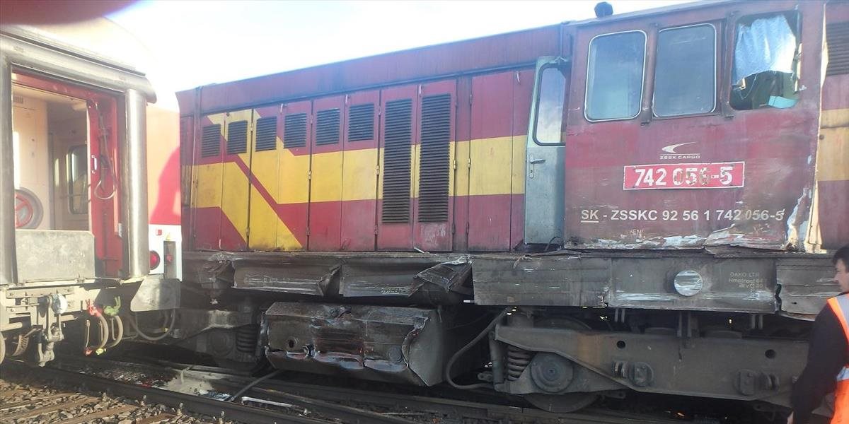 FOTO V Plešivci sa v noci zrazili vlak s rušňom