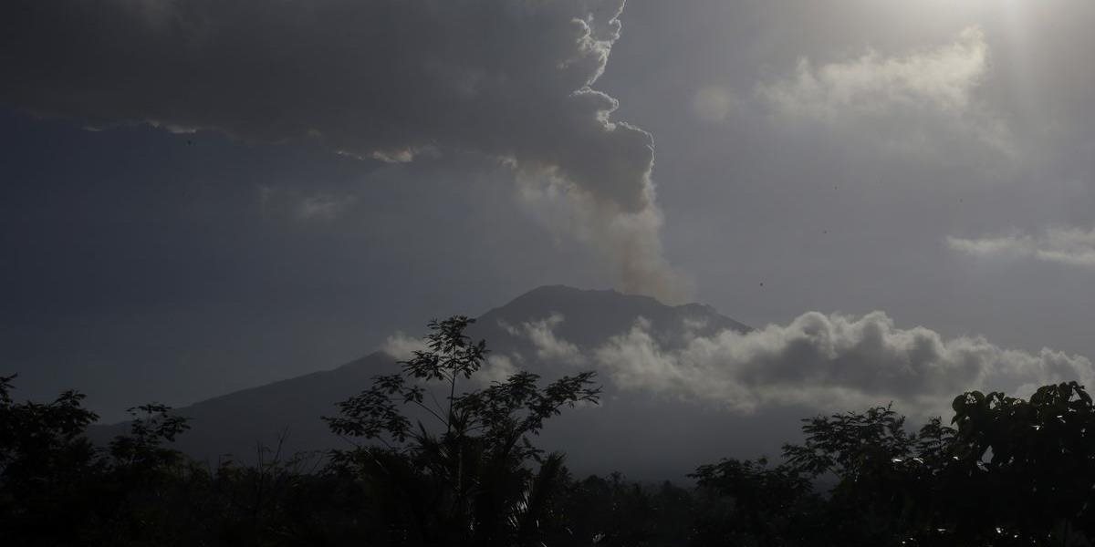 FOTO V dôsledku výbuchu sopky zatvorili letisko na ostrove Bali, uviazlo tu 75-tisíc cestujúcich