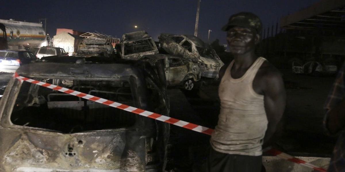 FOTO Po úniku pohonných hmôt z cisterny a požiari prišlo v Lagose o život deväť ľudí