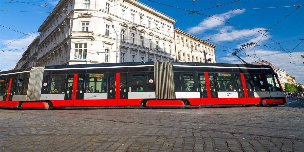 Okolo 20 ľudí sa zranilo pri zrážke električiek v centre Prahy