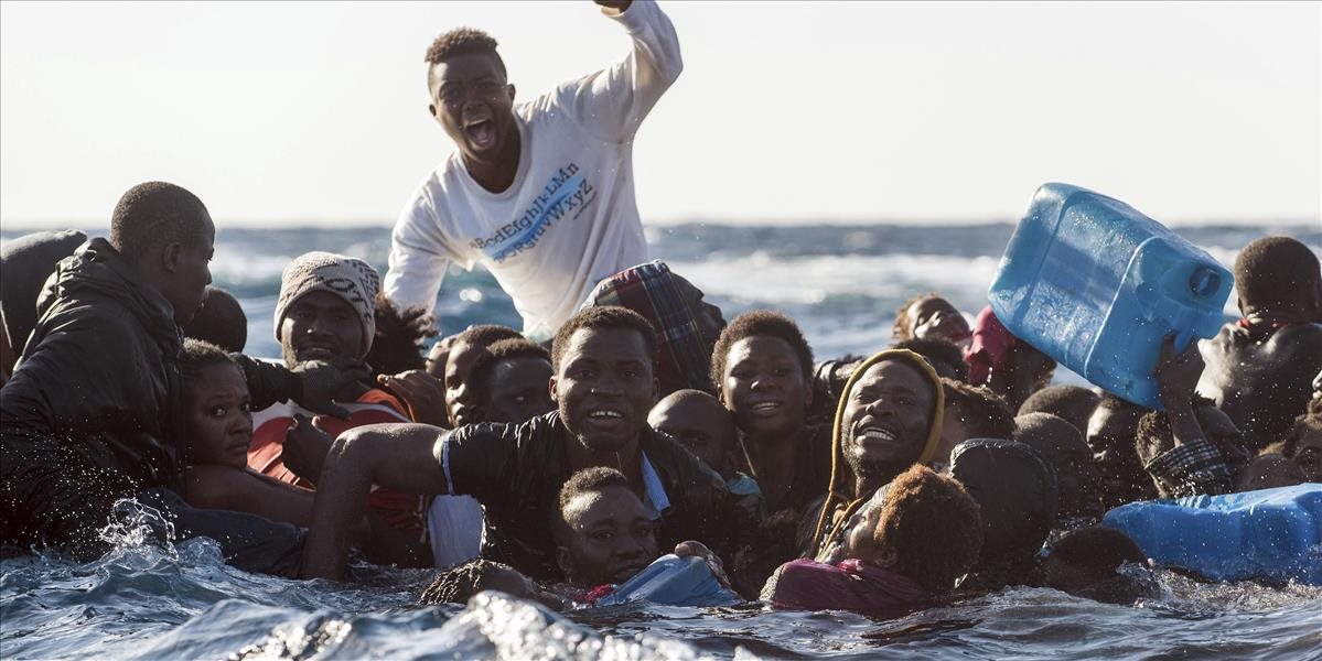 Pri pobreží Líbye sa zrejme utopilo až 100 nelegálnych migrantov