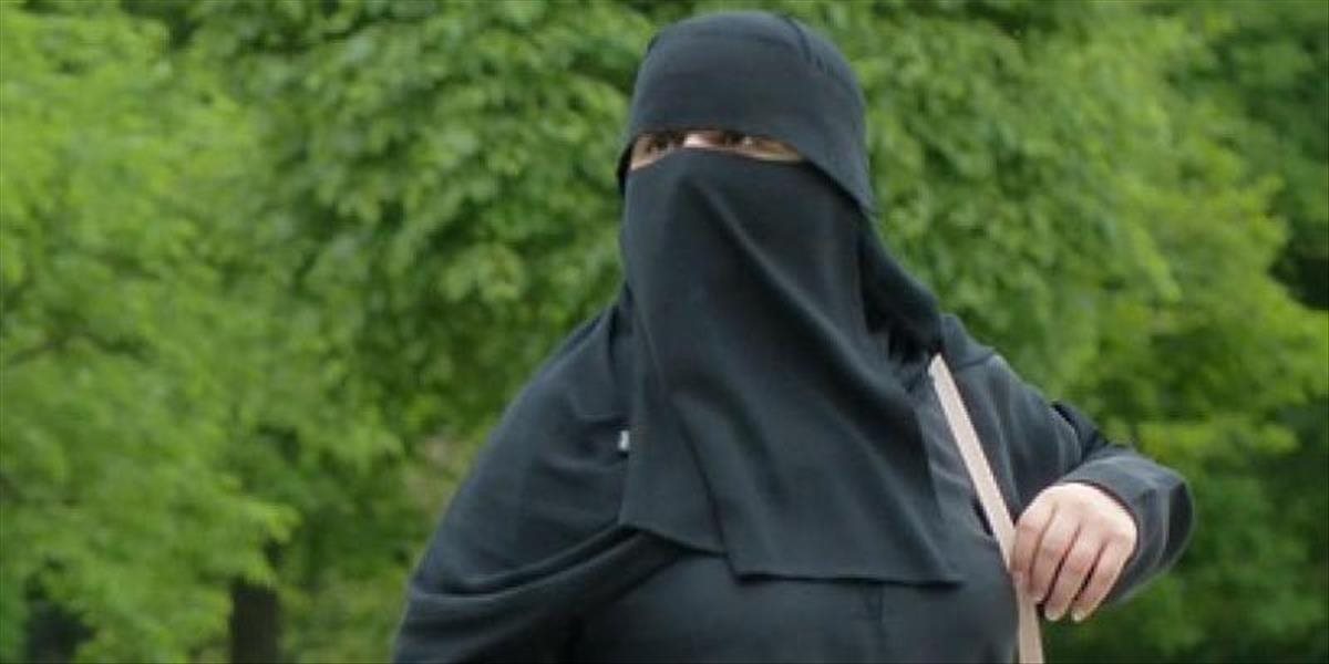 V Nemecku zatkli moslimku podozrivú z členstva v IS, v Iraku dohliadala na poslušnosť žien