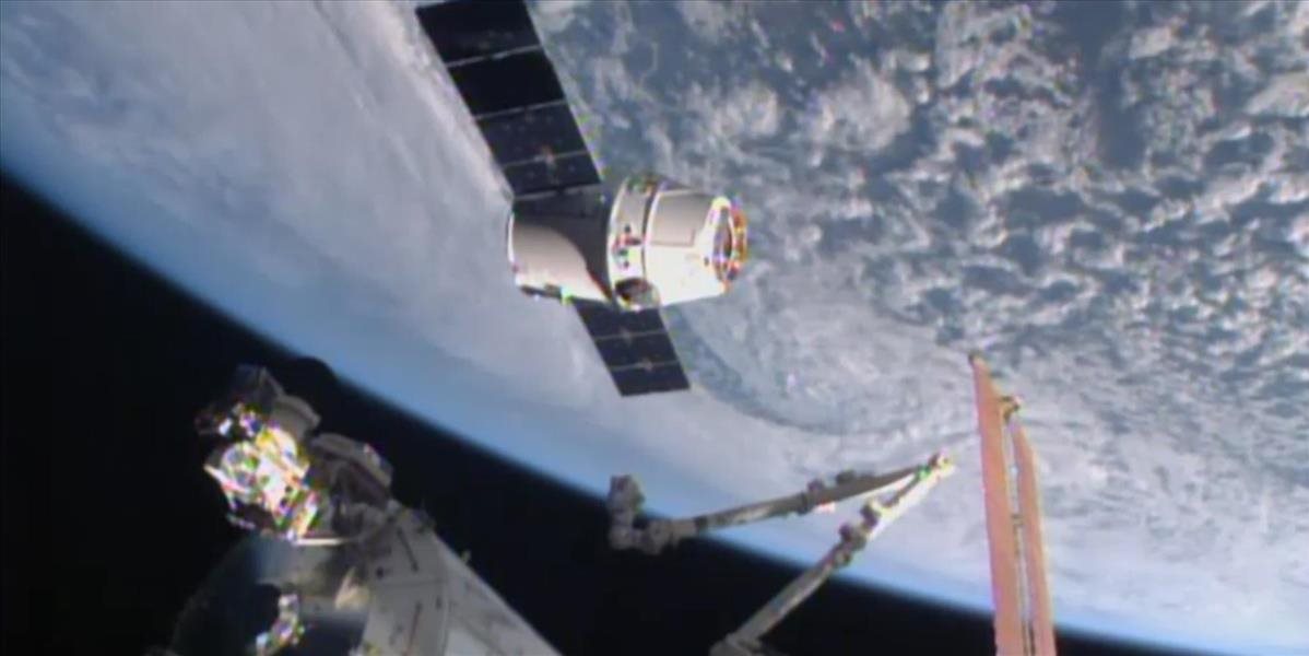 Kozmická loď Dragon už dorazila na ISS s robotom s umelou inteligenciou