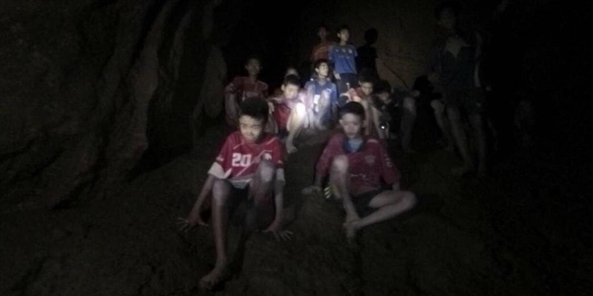 VIDEO Našli chlapcov uviaznutých v jaskyni, dostať ich odtiaľ však bude komplikované