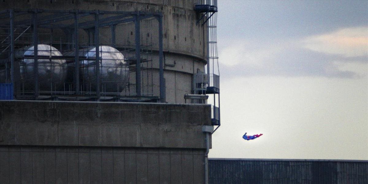 Aktivisti z Greenpeace vrazili do jadrovej elektrárne s dronom v tvare Supermana