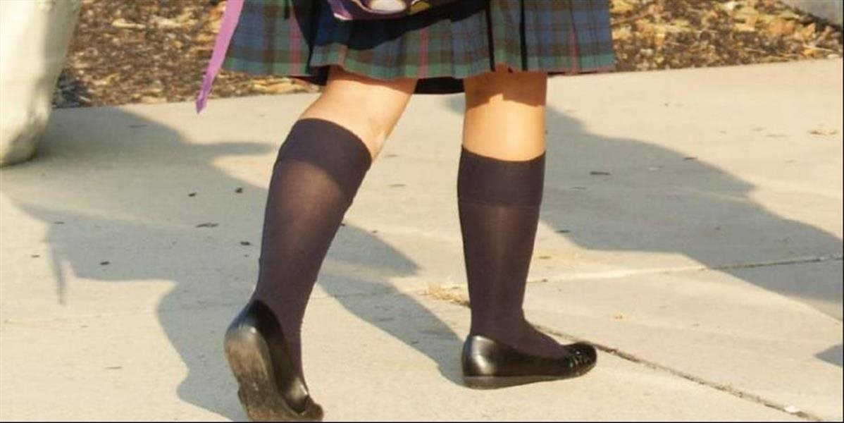 Na britských školách zakazujú sukne, bude sa nosiť genderovo neutrálna uniforma