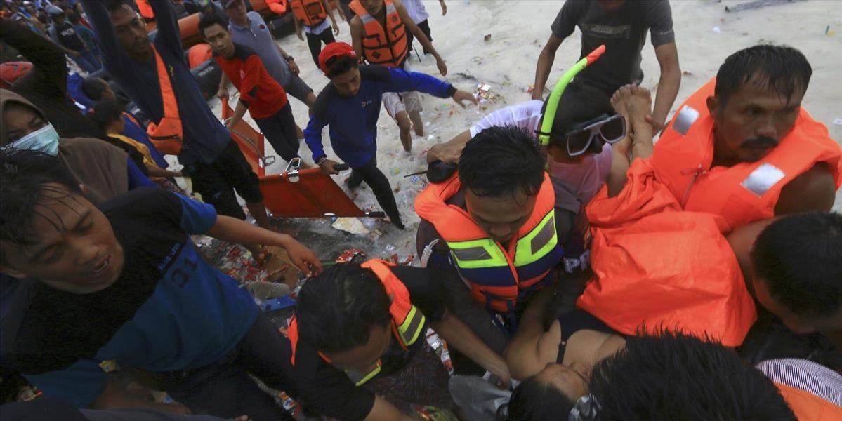 Z potápajúceho sa trajektu v Indonézii sa podarilo zachrániť najmenej 155 ľudí