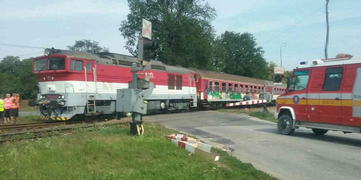 FOTO Dráma v Malom Čepčíne: Autobus prerazil závory na železničnom priecestí, keď prichádzal vlak!