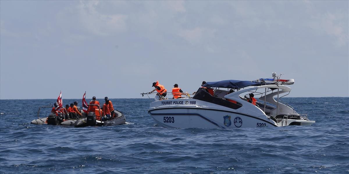 Pri potopení lode pri ostrove Phuket zahynulo najmenej 38 ľudí