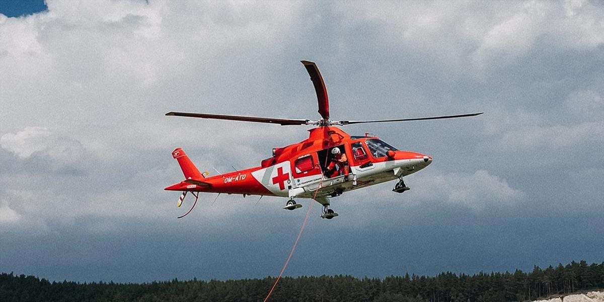 Leteckí záchranári pomáhali motocyklistovi, ktorý narazil do zvodidiel