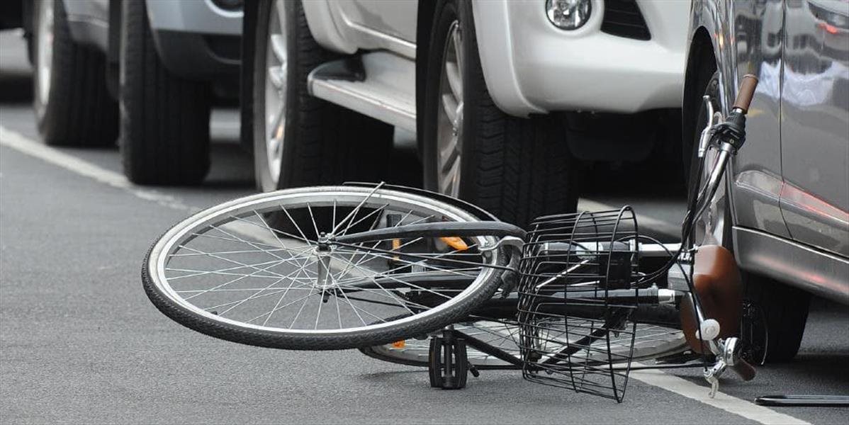 Vážna nehoda pri Trenčíne: Auto zrazilo dvoch cyklistov