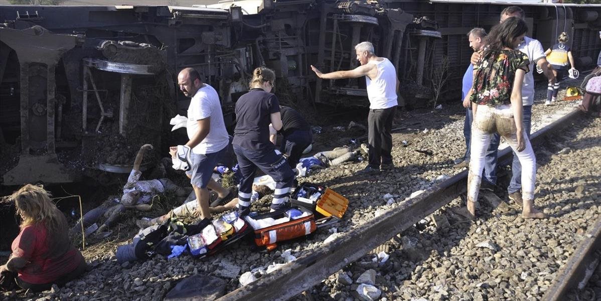 AKTUALIZOVANÉ VIDEO Po vykoľajení vlaku v Turecku hlásia mŕtvych a zranených