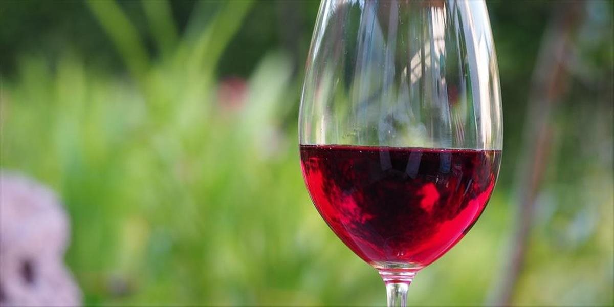 Červené sudové víno bez zemepisného označenia v máji výrazne zdraželo