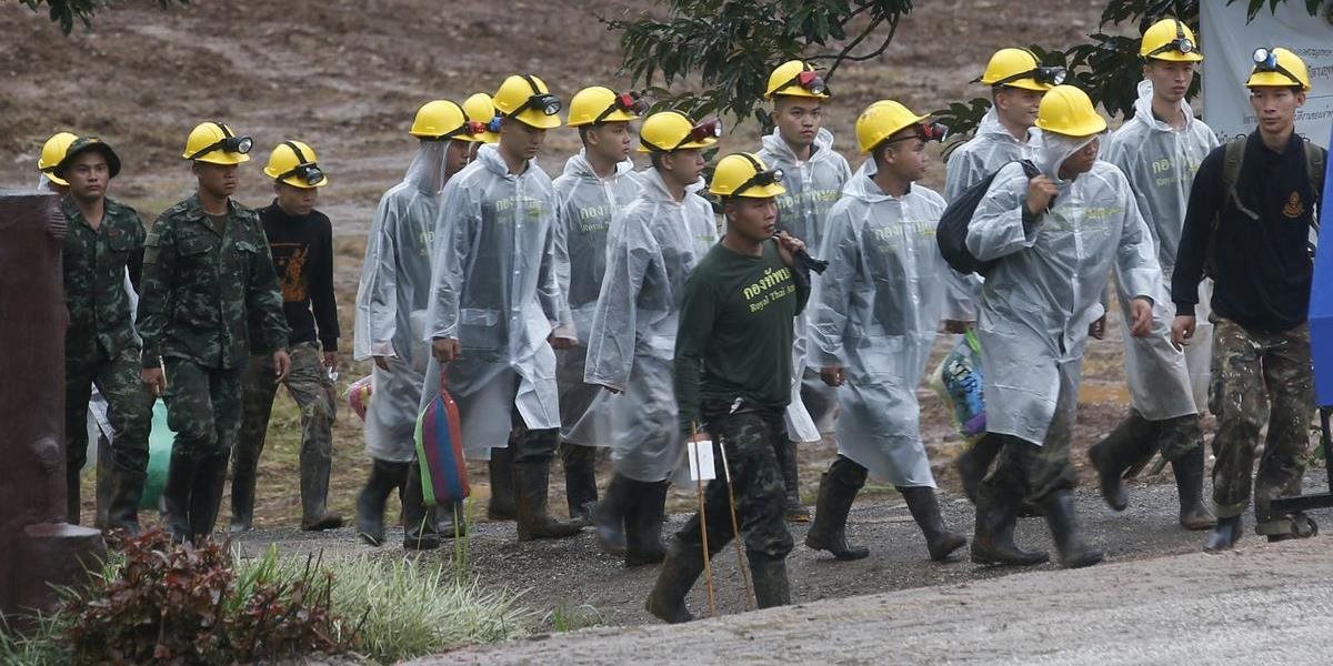 AKTUALIZOVANÉ FOTO Začala sa tretia operácia na záchranu chlapcov z jaskyne: Oblasť bičuje dážď