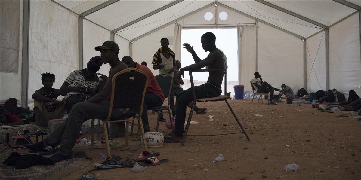 V gréckom tábore sa pobili migranti, podpálili aj stany