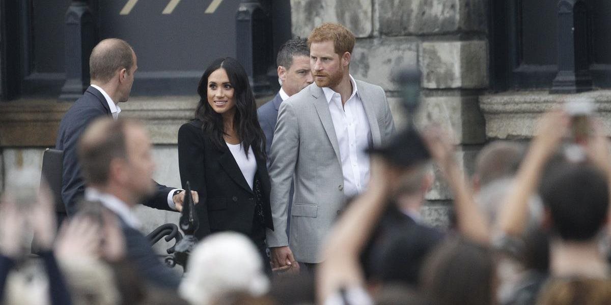 FOTO Princa Harryho a Meghan obkolesili na prvej zahraničnej ceste fanúšikovia