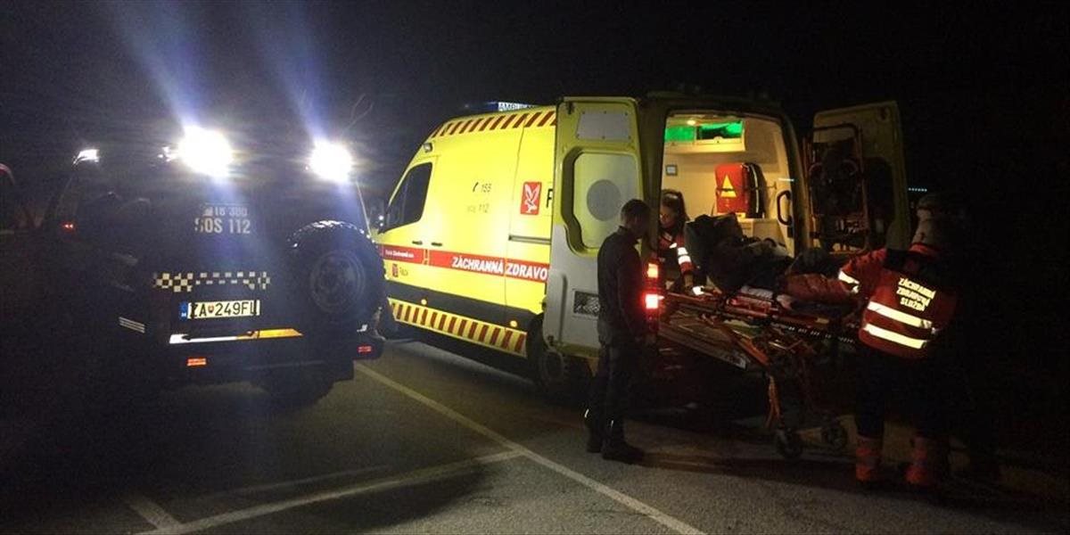 Horskí záchranári v noci pomáhali 60-ročnej žene s ťažkým úrazom členka