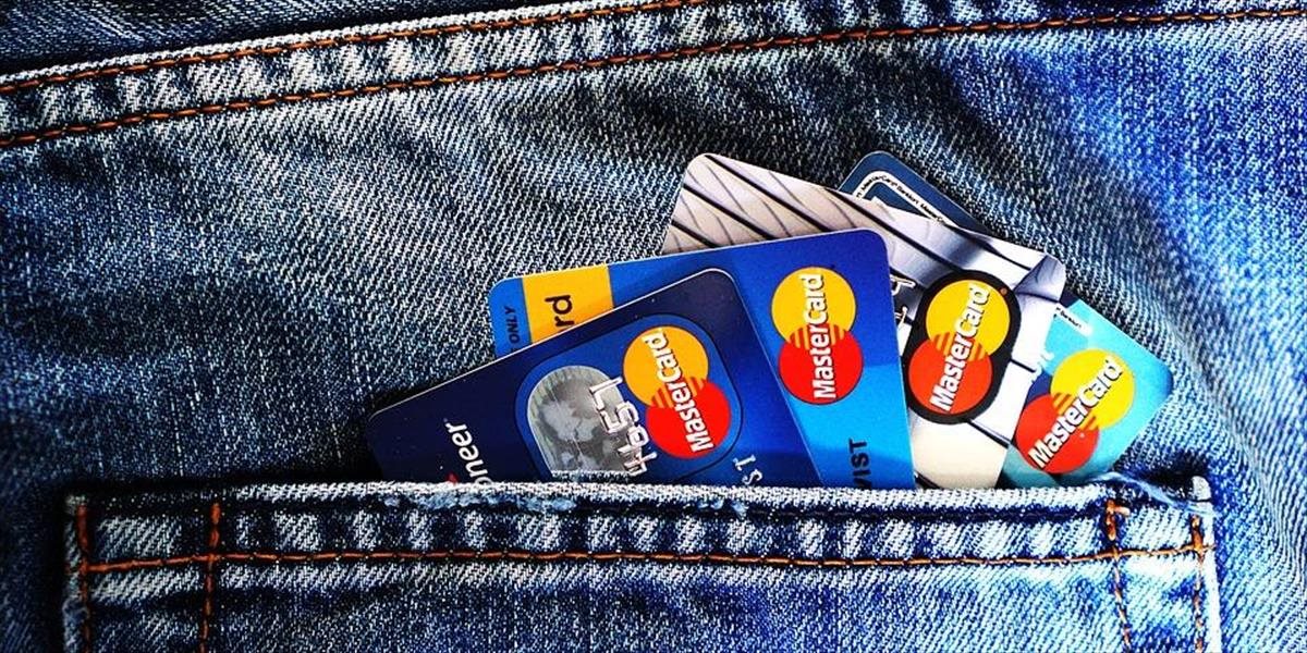 V zahraničí plaťte kreditnou kartou, ochránite tak svoje peniaze