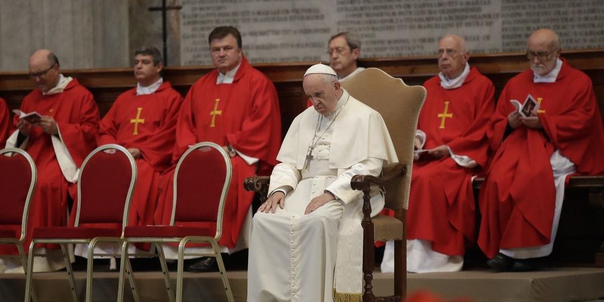 Pápež sa netradične zúčastnil na celom pohrebnom obrade za kardinála Taurana