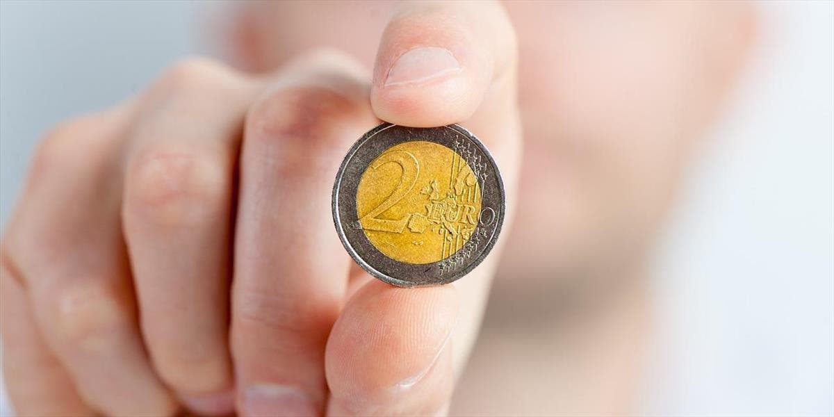 Približne 70 % Slovákov je spokojných s prijatím eura