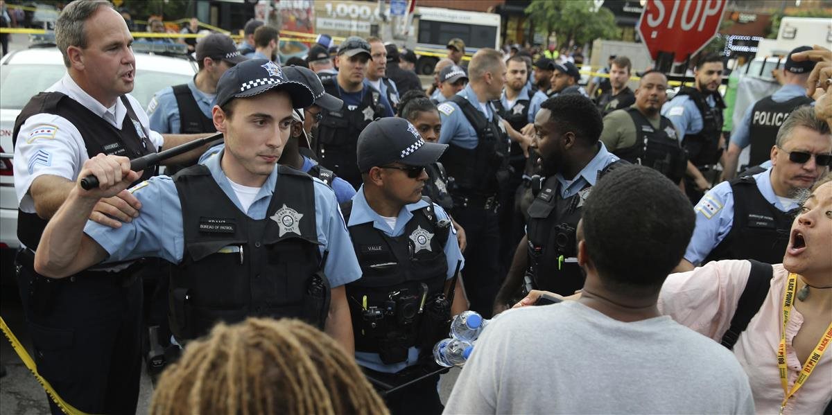 VIDEO Policajt zastrelil v Chicagu muža, ľudia reagovali protestom