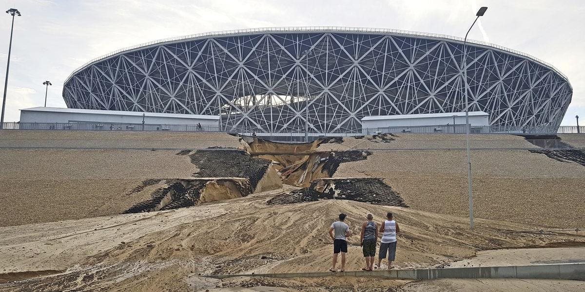 Silné lejaky v Rusku poškodili cestný násyp pri štadióne Volgograd Arena