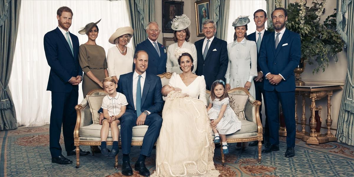 Zverejnili oficiálne rodinné fotografie s princom Louisom, kráľovná na nich chýba!