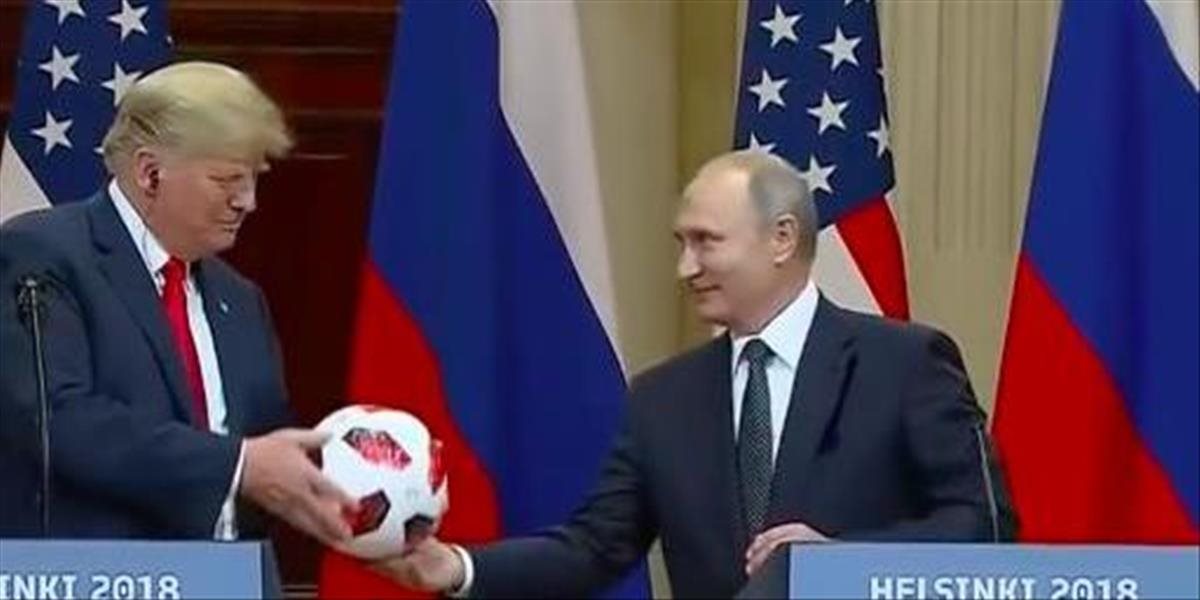 Putin dal Trumpovi futbalovú loptu, americký senátor by ju radšej skontroloval