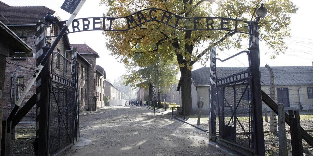 Maďarských turistov prichytili pri krádeži tehál z krematória v Auschwitzi