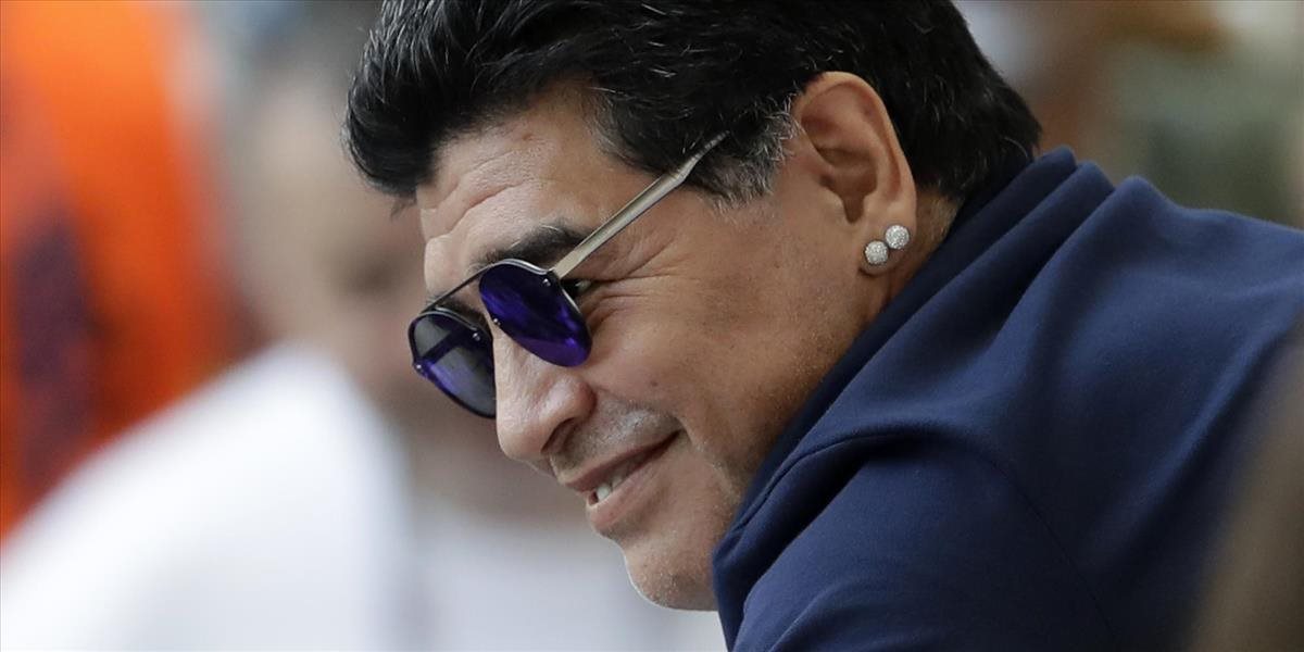 VIDEO Maradona prišiel do novej práce v obrnenom vozidle
